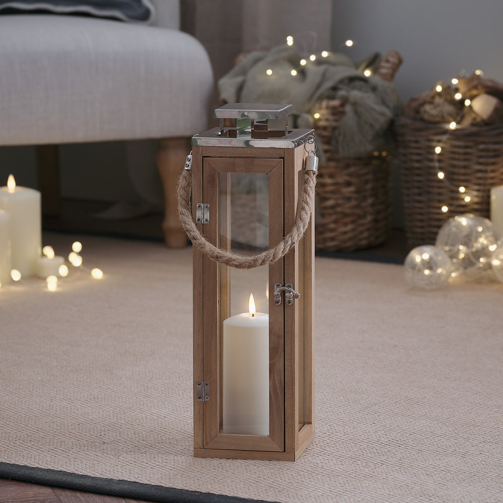 34cm hohe Holzlaterne mit Glasfenstern und TruGlow LED-Kerze auf Teppichboden