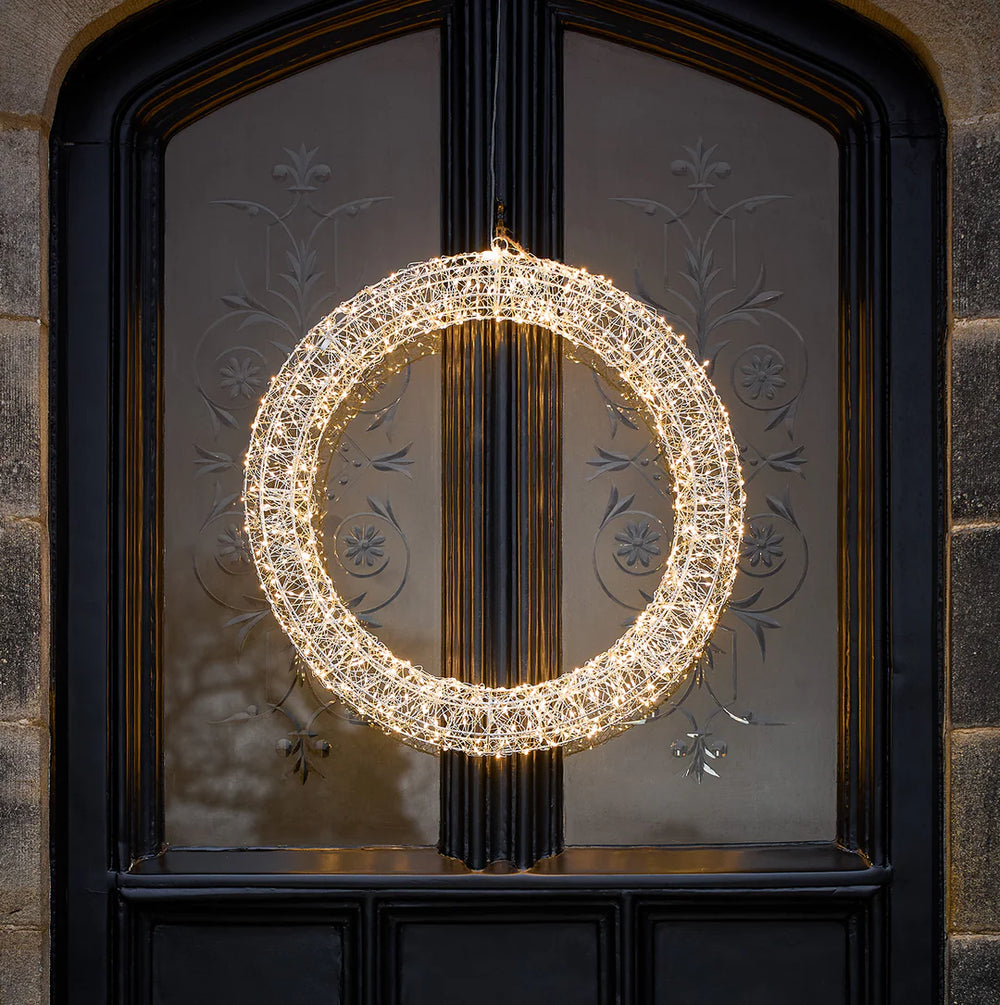 Silberner 3D LED-Weihnachtskranz mit warmweißen LEDs an schwarzer Tür hängend