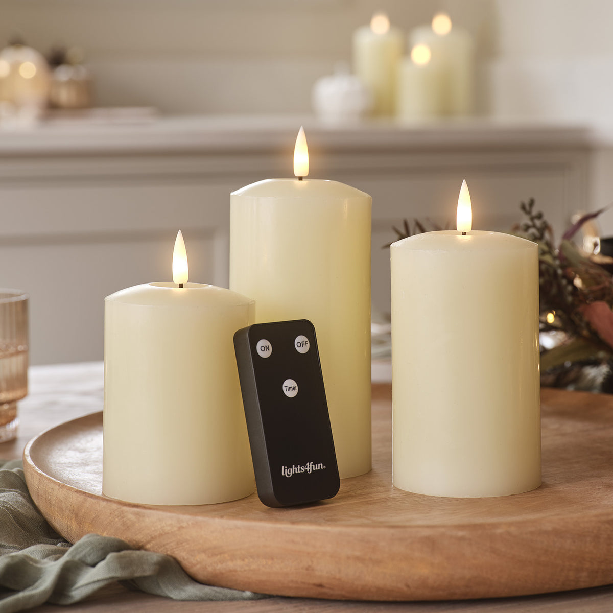 LED-Kerzen-Trio mit Fernbedienung auf Holztablett in gemütlicher Wohnumgebung