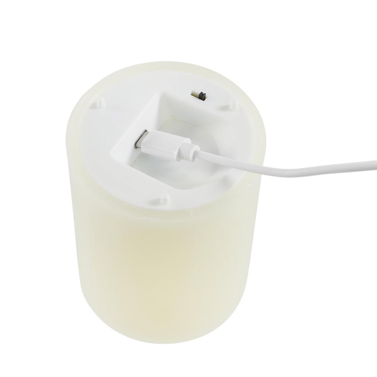 Unterseite der TruGlow LED Kerze mit USB-Kabelanschluss zum Aufladen