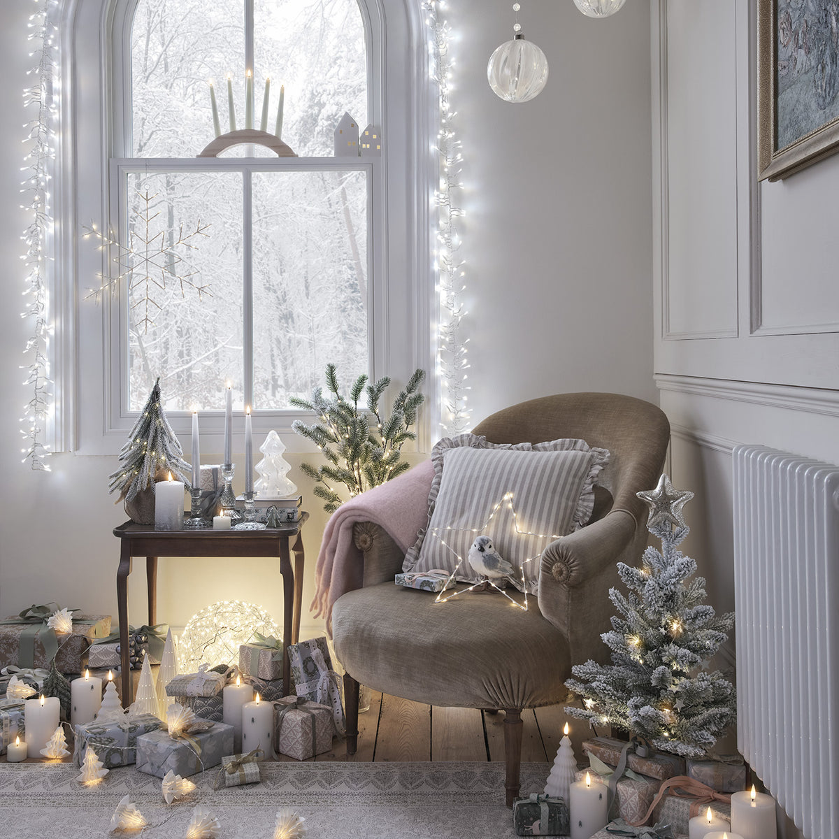 Gemütliche Ecke mit LED Kerzen, Weihnachtsbaum und Lichterketten am Fenster