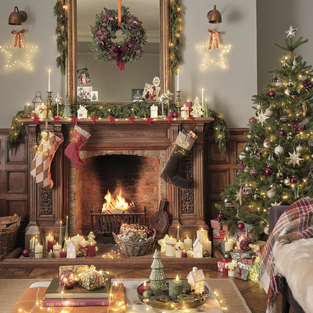 Weihnachtlich dekorierter Kamin mit LED-Tannengirlande und Weihnachtsbaum
