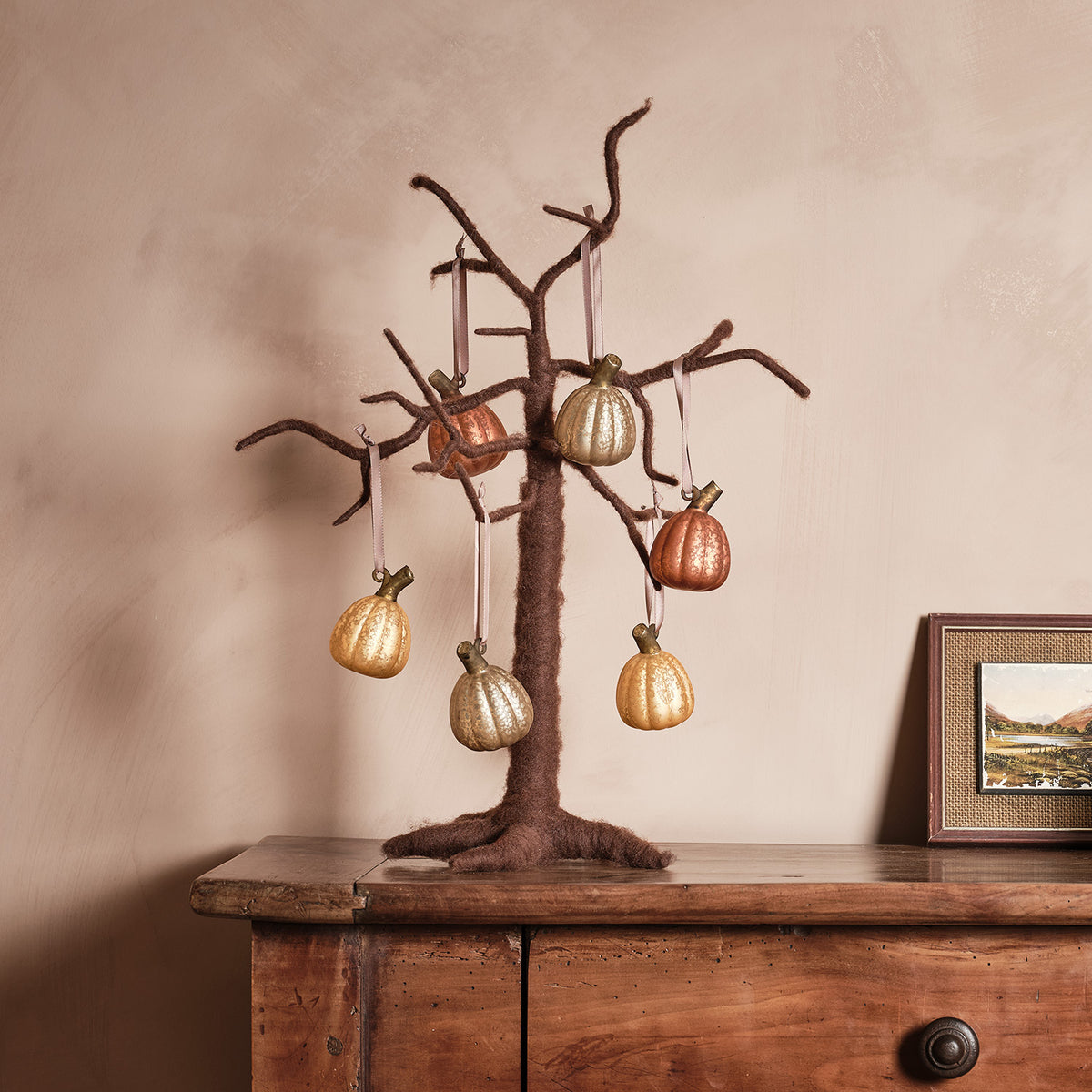 Brauner Deko-Baum aus Filz mit sechs hängenden Mini-Kürbissen aus Glas in Gold- und Kupfertönen