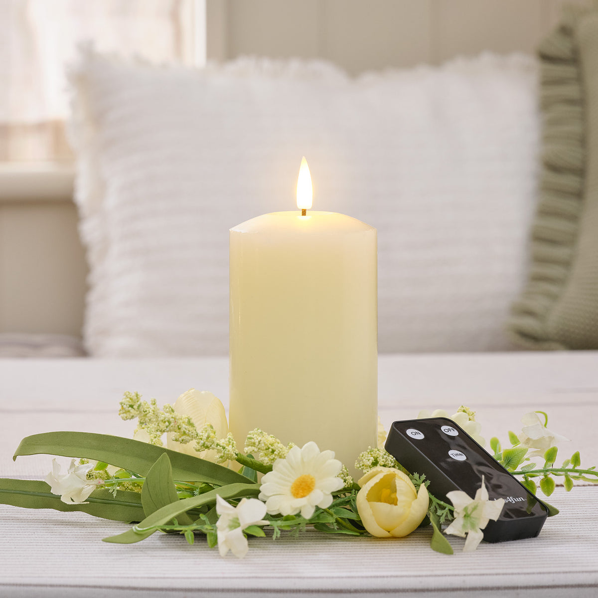 LED-Stumpenkerze mit Fernbedienung und Frühlings-Kerzenring aus Tulpen und Gänseblümchen