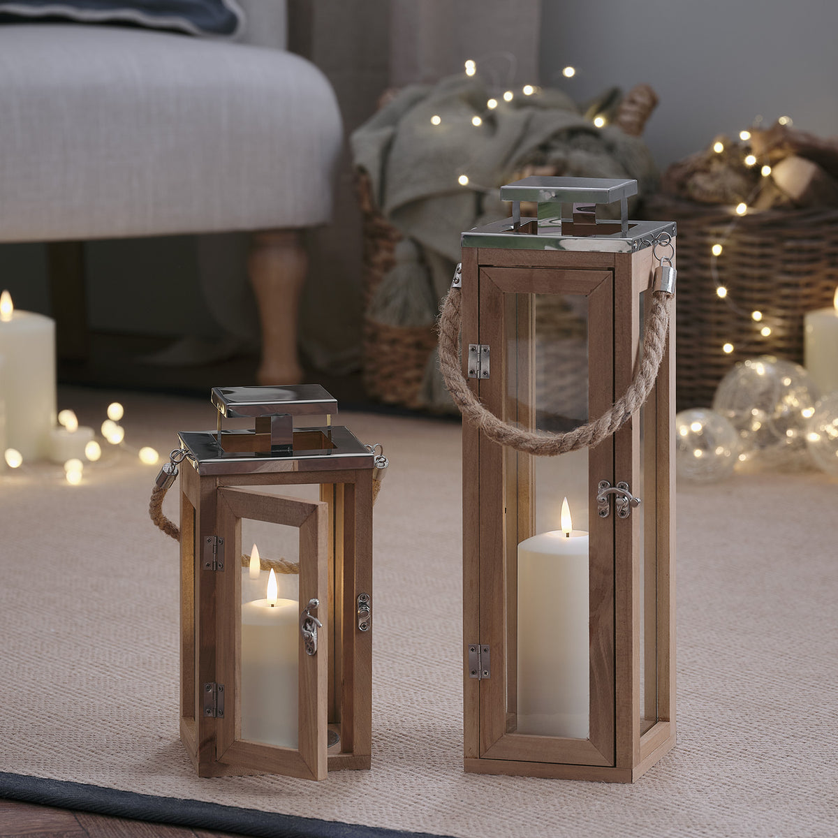 Salcombe 2 LED Laternen warmweiß leuchtend auf Teppich vor Korb mit Lichterkette