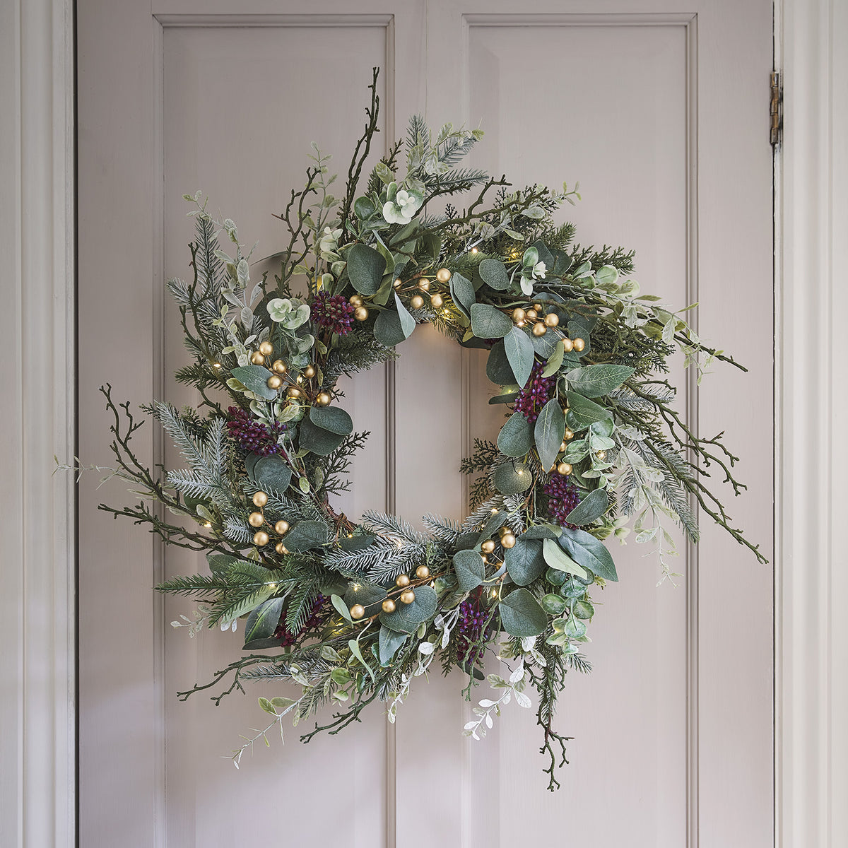 45 cm großer Weihnachtskranz mit Eukalyptus, Kiefernzweigen, goldenen Beeren und LED-Lichterkette