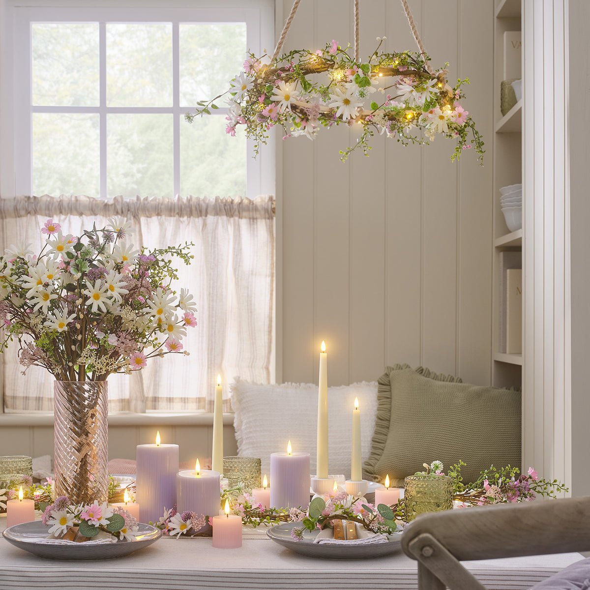 Tischdekoration mit LED-Blumengirlande, Kerzen, Geschirr und Besteck in Pastellfarben