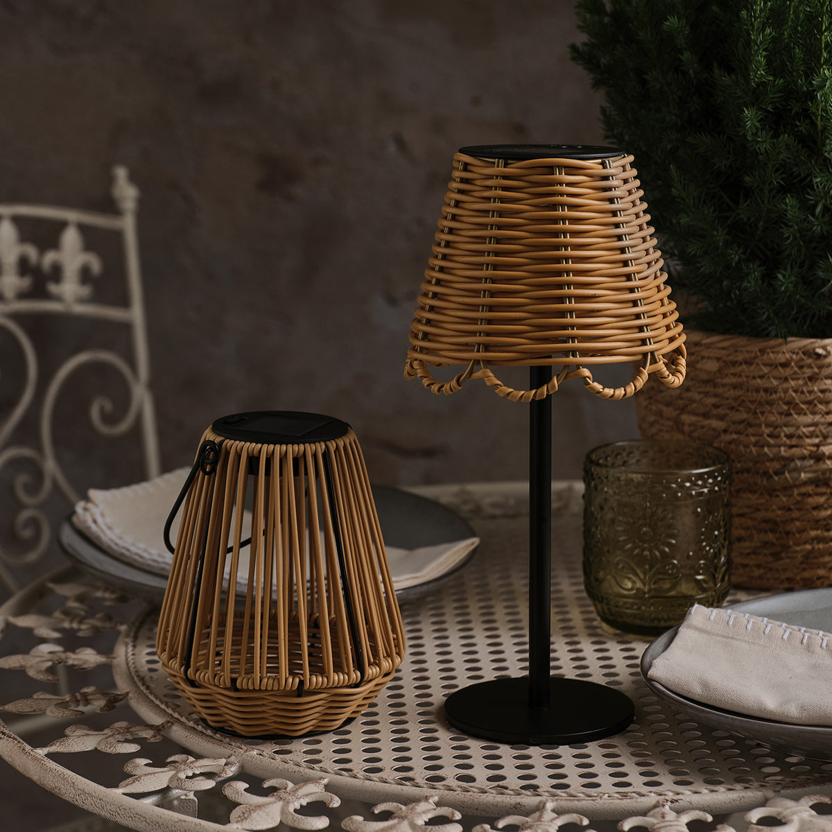 Solar Tischleuchten Set mit unbeleuchteter Rattan-Hygge Laterne und Kurv Tischlampe auf Metalltisch