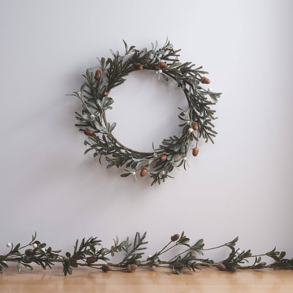 Runder Kranz aus Naturzweigen mit künstlichem Kiefer- und Eukalyptuslaub, Eicheln und weißen Beeren