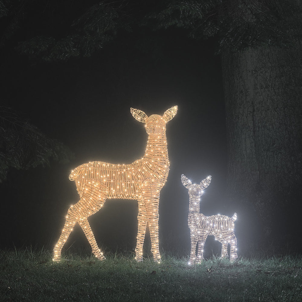 LED-Rentiere Hirschkuh und Rehkitz in Rattan-Optik leuchtend in Warmweiß und Weiß im Garten bei Nacht