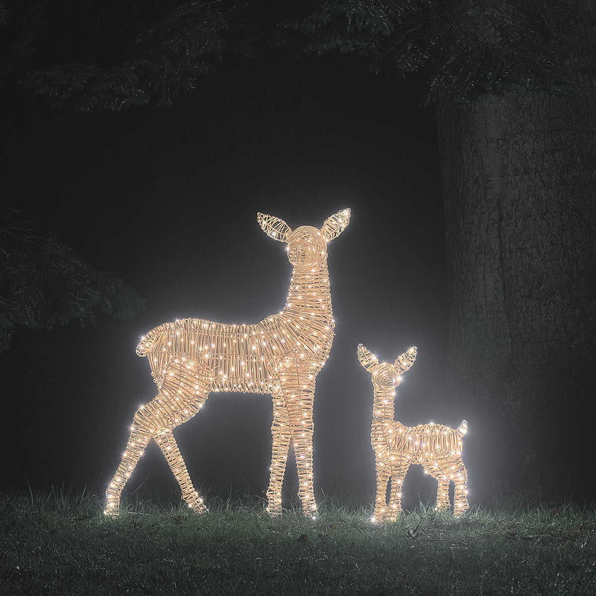 Nahaufnahme Rattan-Optik und Mikro-LEDs am Rahmen eines LED-Rentiers im Schnee