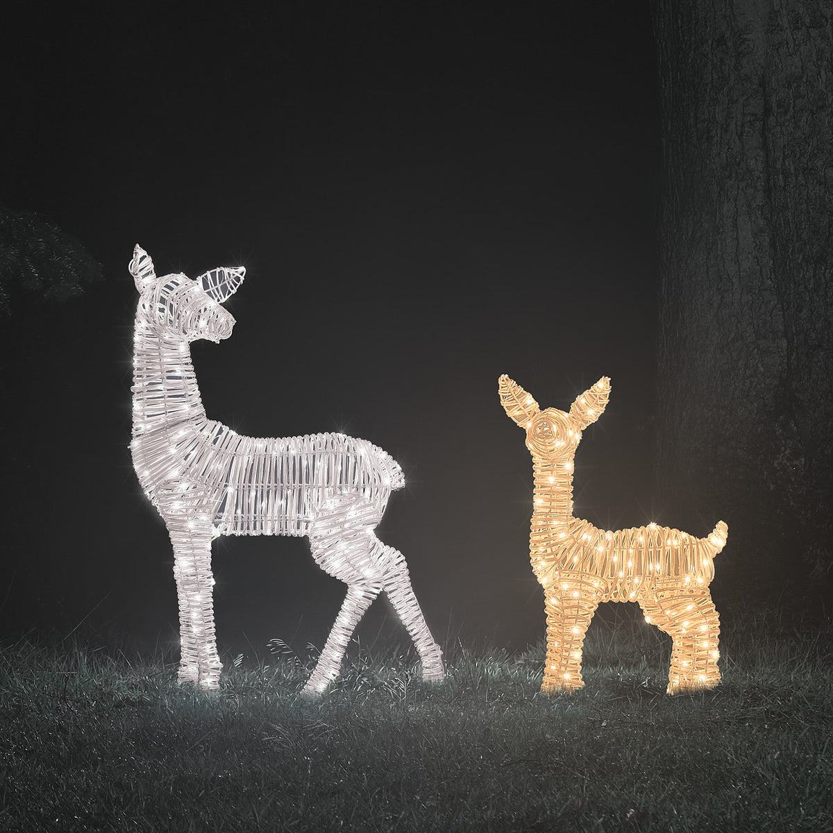 LED-Rehkitze aus Rattan mit warmweißem Licht und weißem Licht kombiniert
