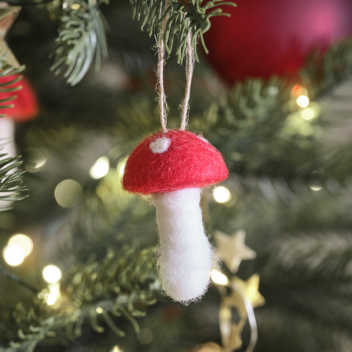 Filzanhänger roter Pilz mit weißem Stiel am Weihnachtsbaum