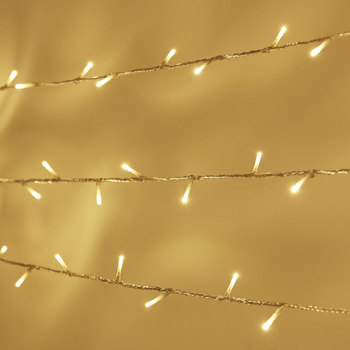 Nahaufnahme einer warmweißen LED-Lichterkette mit transparentem Kabel