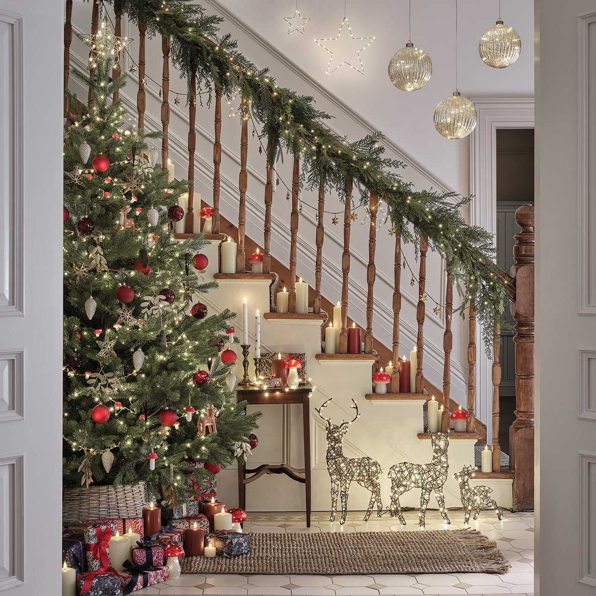 Weihnachtlich dekorierter Eingangsbereich mit Tannenbaum und beleuchteter LED-Rentierfamilie