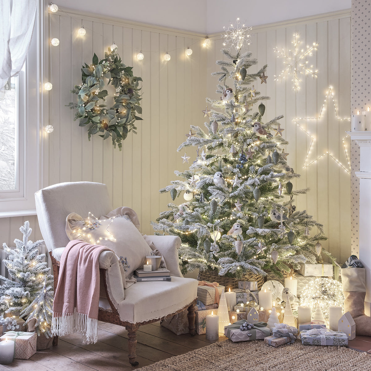 Weihnachtszimmer mit geschmücktem Baum, Lichterketten und Drahtkugeln mit Micro-LEDs