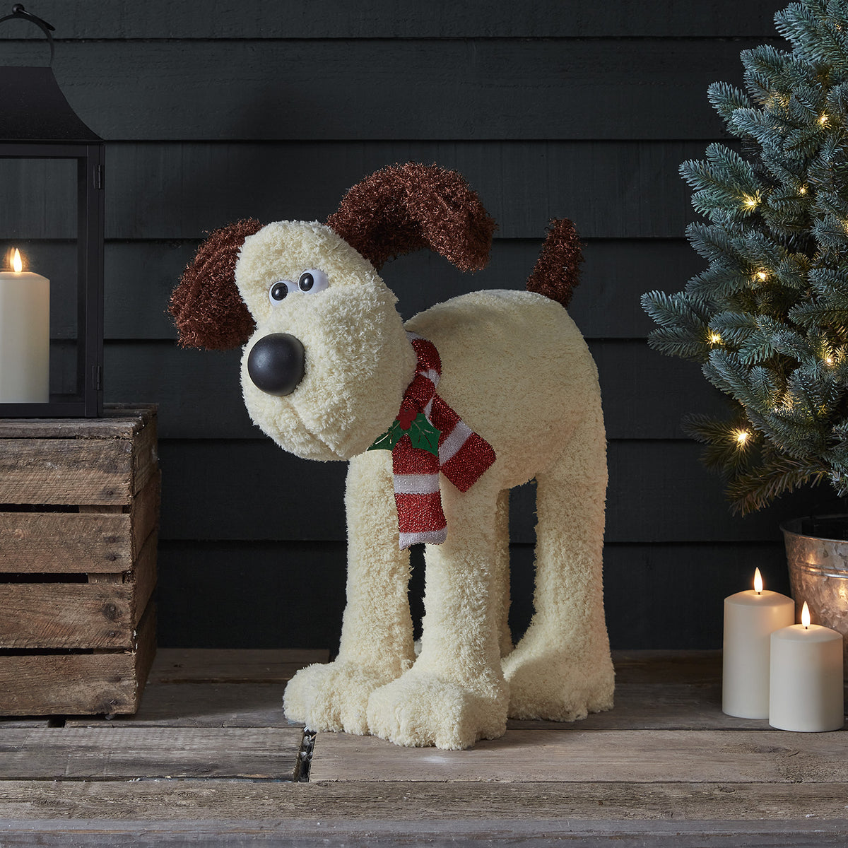 Unbeleuchtete Gromit LED-Figur mit braunen Ohren und schwarzer Nase vor dunklem Hintergrund
