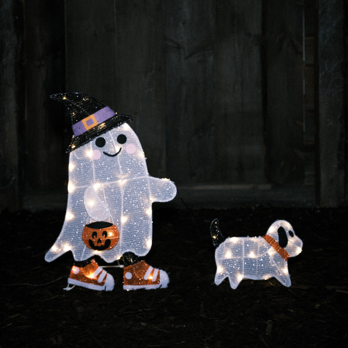 Beleuchtete 2D LED Figuren Geist mit Kürbiskorb und Hund bei Nacht