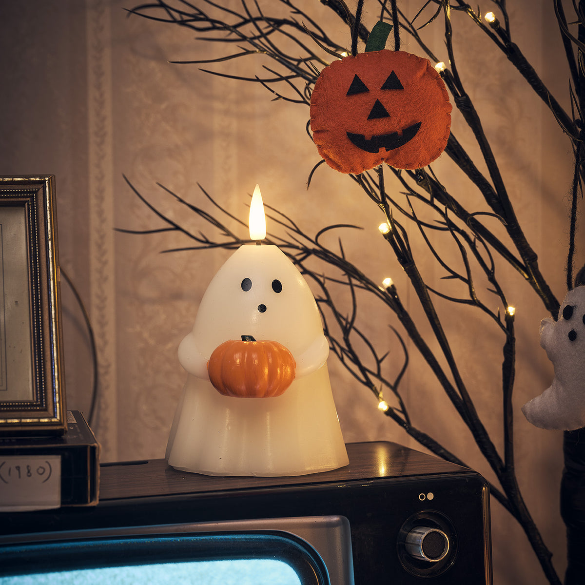TruGlow LED Kerze in Form eines Geistes mit Kürbis in den Händen vor Halloween-Deko