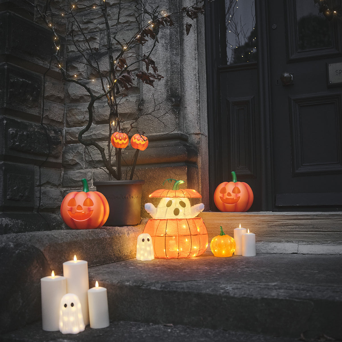 Leucht-Set Geist warmweiß und Mini-Kürbis orange leuchtend auf Treppenstufe mit Halloween-Deko