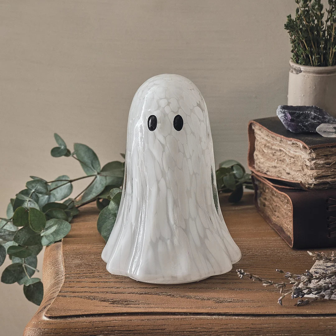 Unbeleuchteter Halloween-Geist aus weißem Konfetti-Glas mit schwarzen Augen