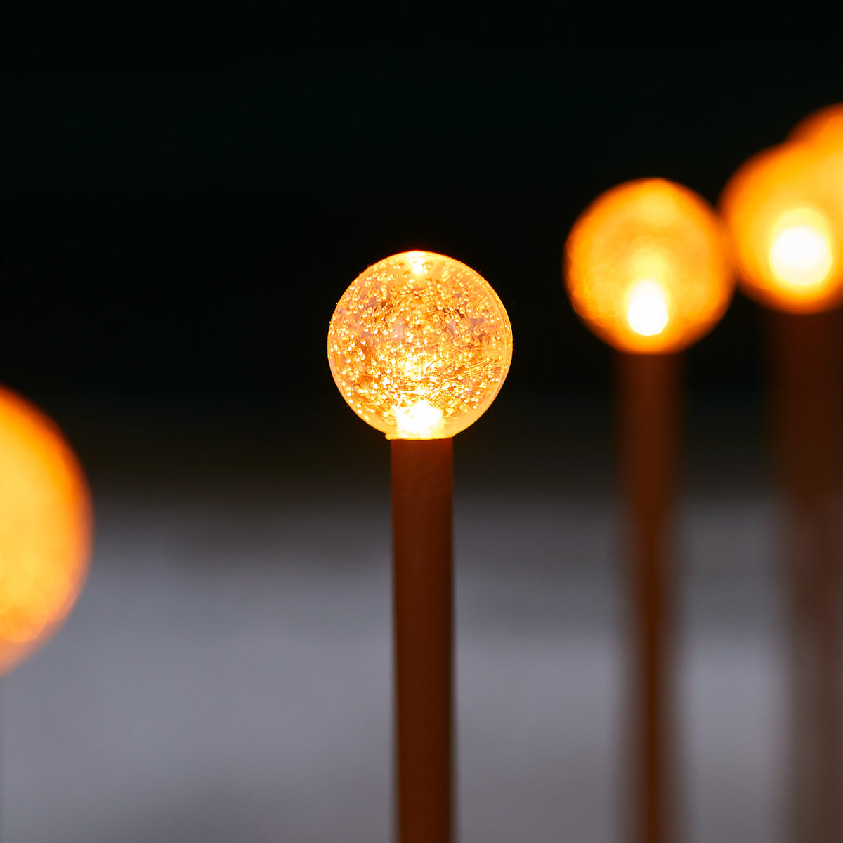 Nahaufnahme einer leuchtenden Bubble Ball LED Kugel mit kleinen Bläschen im Dunkeln
