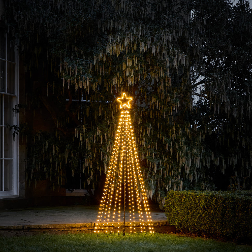 1,8 Meter hoher LED-Weihnachtsbaum mit warmweißen Lichtern und leuchtendem Stern im Garten bei Nacht