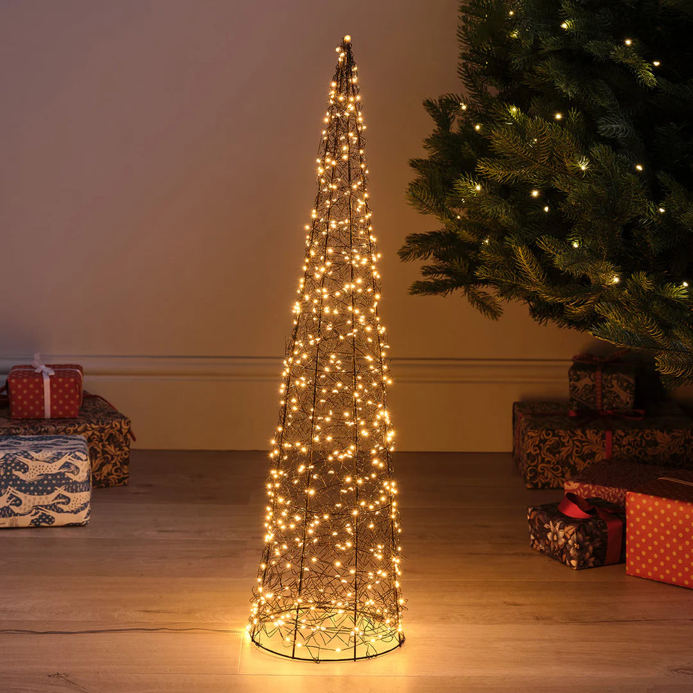 80 cm hoher LED-Weihnachtsbaum aus silbernem Draht mit warmweißen Lichtern neben Tannenbaum und Geschenken