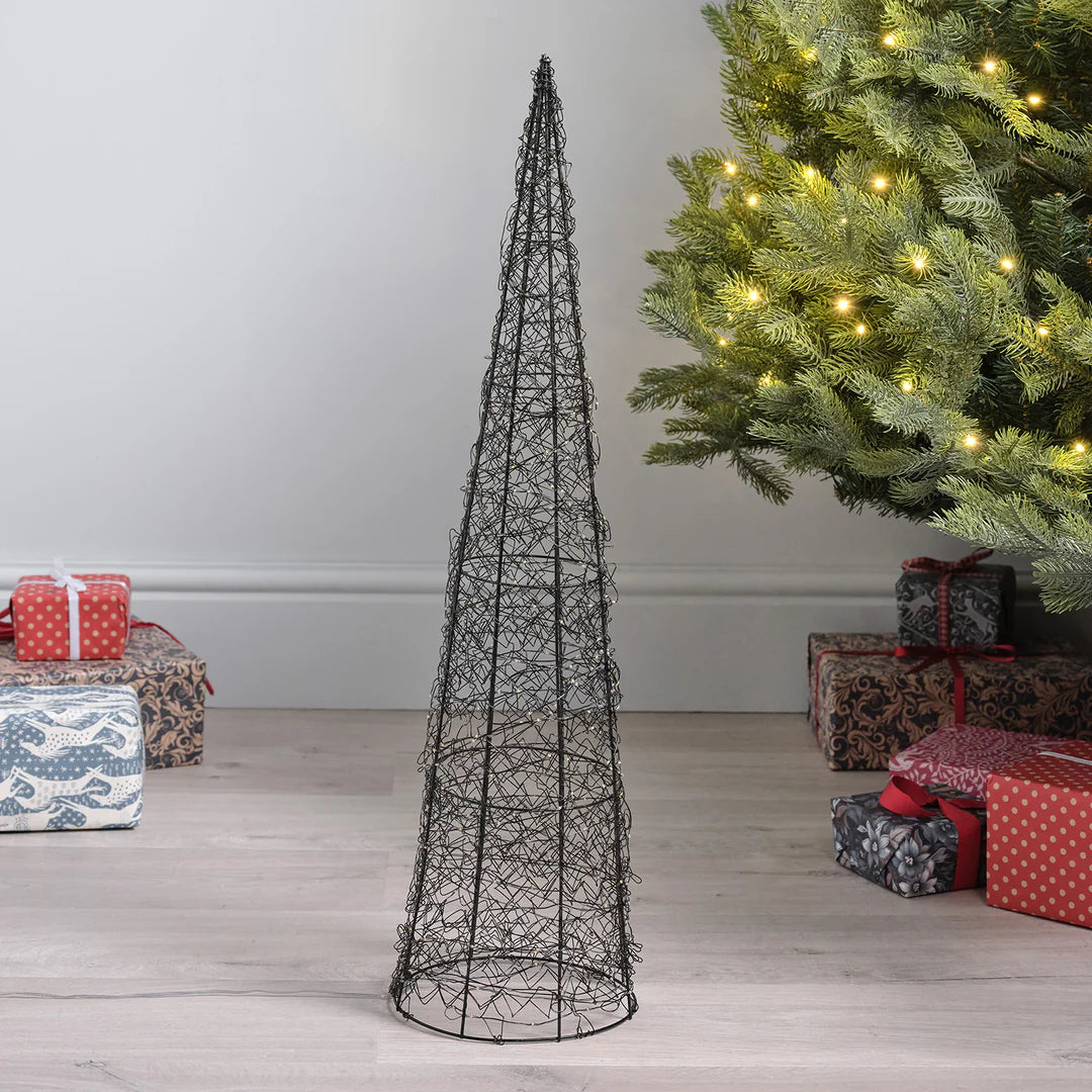 Unbeleuchteter 80 cm hoher LED-Weihnachtsbaum aus silbernem Draht vor Weihnachtsbaum und Geschenken