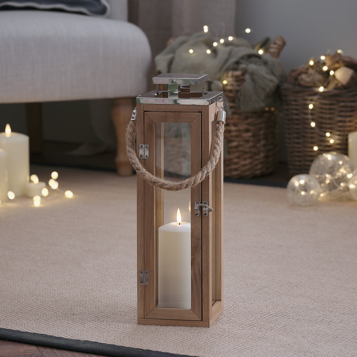 Salcombe LED-Laterne warmweiß leuchtend auf Teppich vor Korb mit Lichterkette
