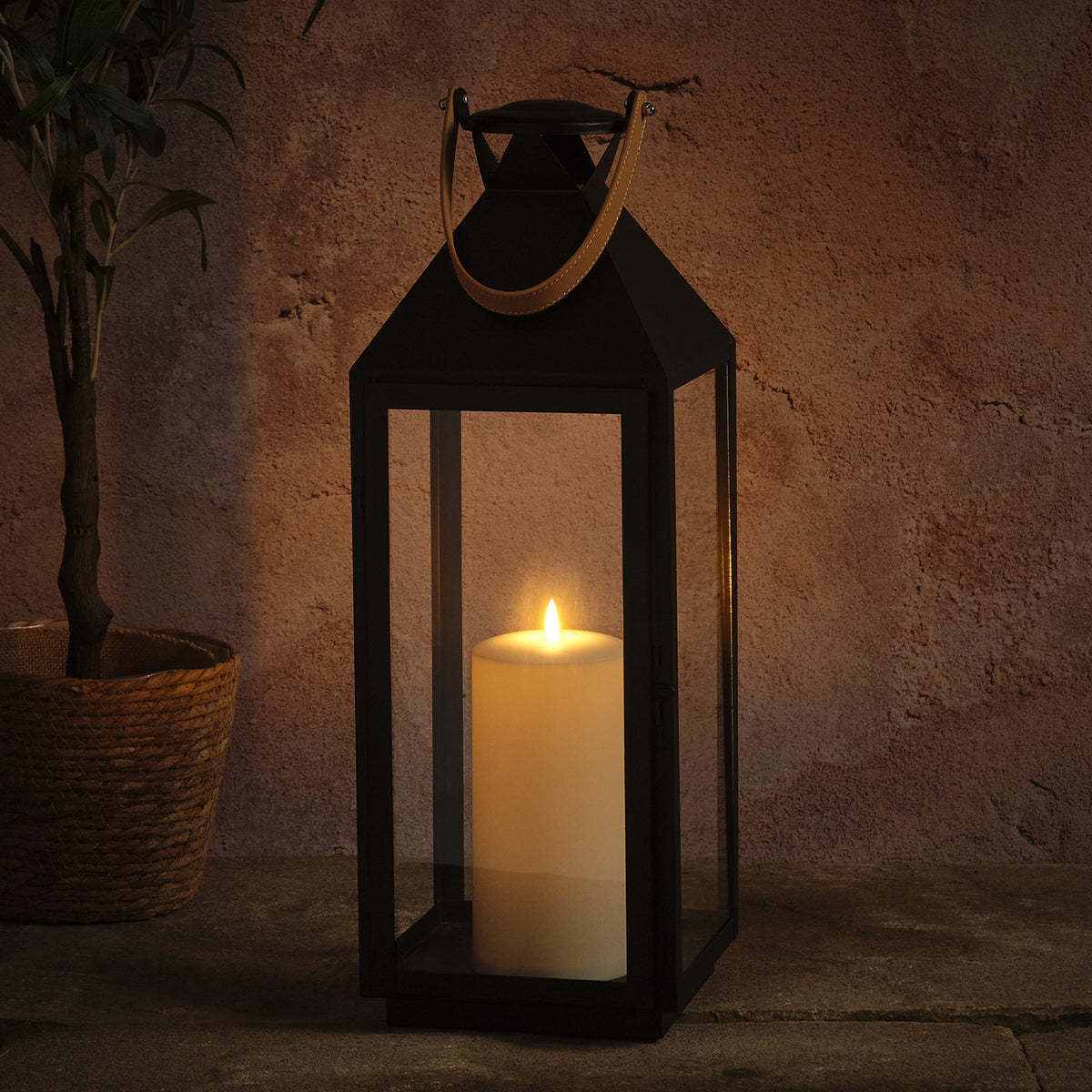 Große "Brixham" Laterne mit Ledergriff & TruGlow® LED-Kerze auf Terrasse