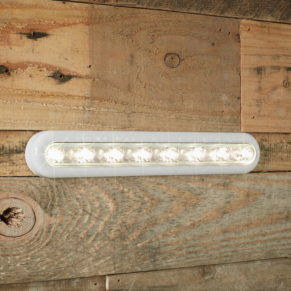 LED Touch Leuchtleiste eingeschaltet mit warmweißem Licht an Holzwand montiert