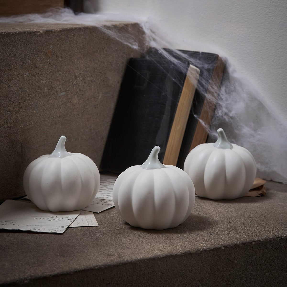 LL21056_3er-Set-Mini-LED-Kuerbisse-Keramik-weiss-Herbstdeko-Halloween_3
