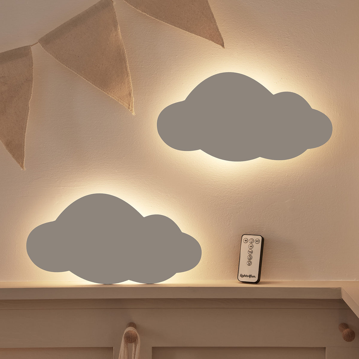 Wolken-Nachtlichter mit Fernbedienung auf Regal mit warmweißem Licht