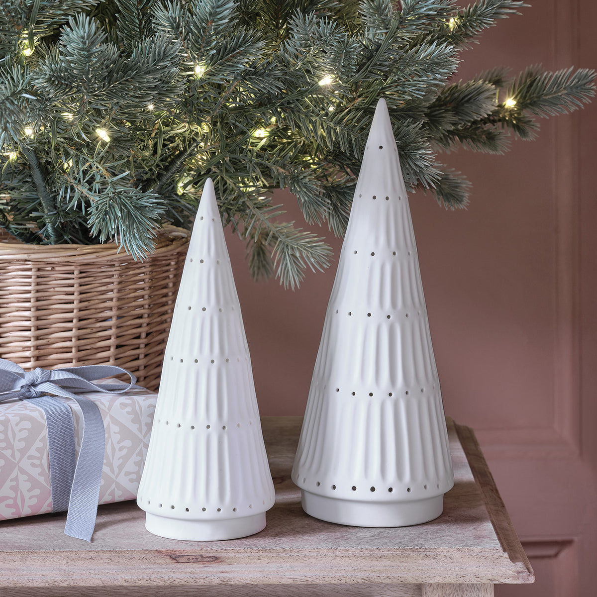 Weiße LED Keramik Weihnachtsbäume mit Löchern zum Leuchten ohne eingeschaltete Beleuchtung