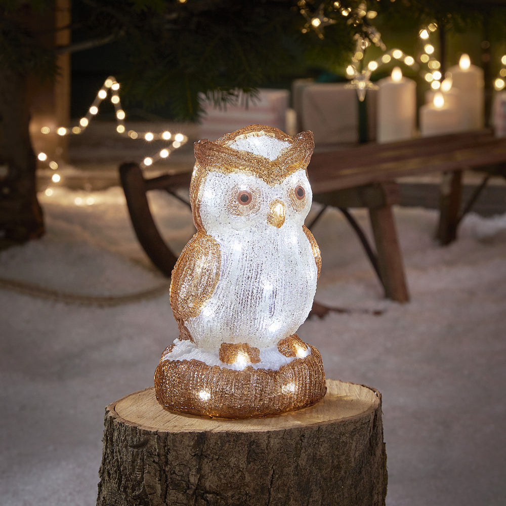 Seitliche Ansicht der leuchtenden Acryl-Eulen-Weihnachtsfigur mit warmweißen LEDs im Wintergarten