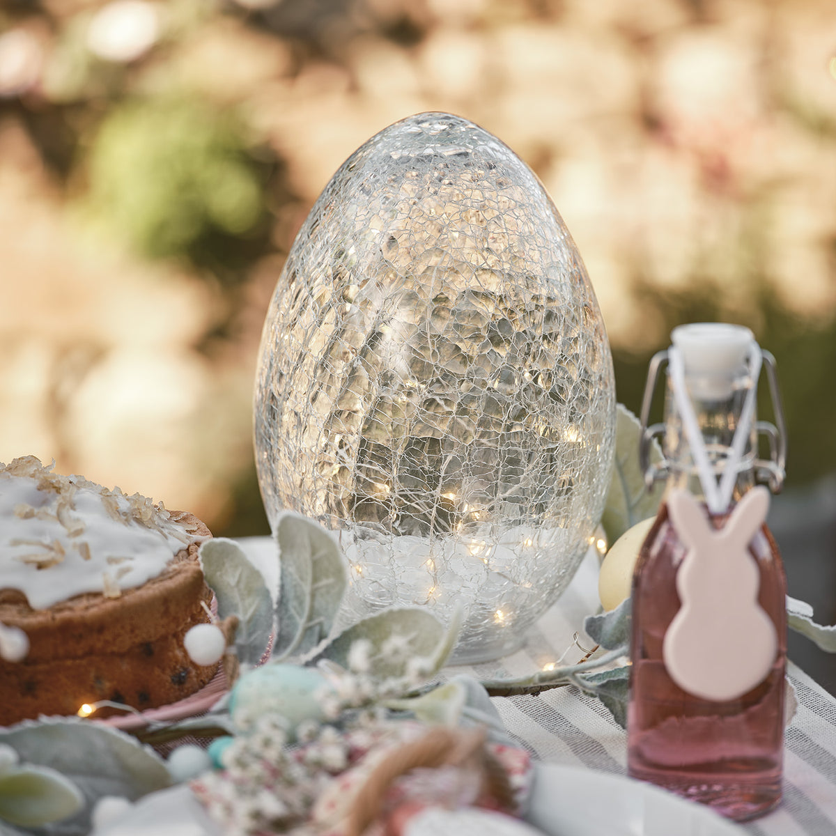Glasosterei mit Crackle-Effekt auf gedecktem Ostertisch im Freien