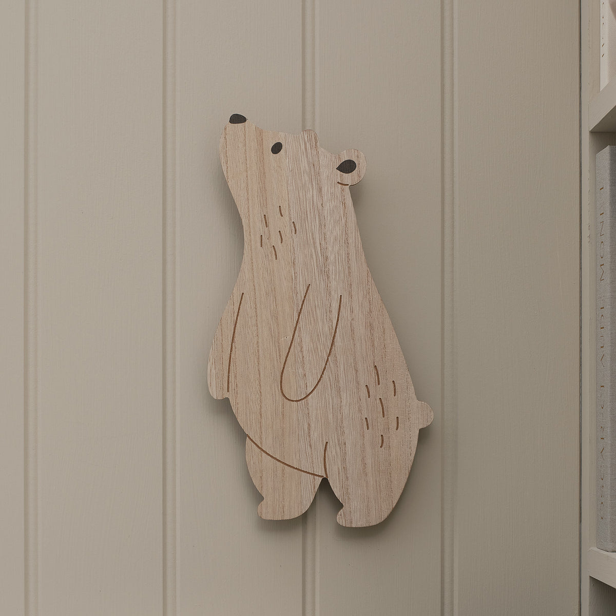 Wandlicht Träumbär aus Holz ohne Licht an heller Wand