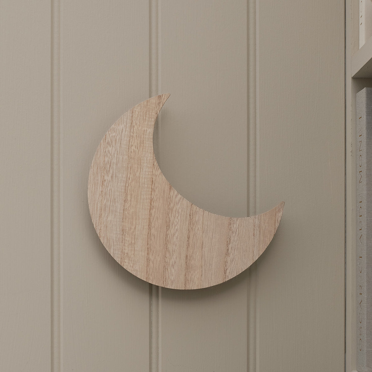 Wandlicht Mond aus Holz ohne Licht an heller Wand