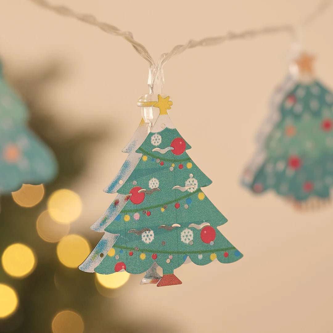 Tannenbaum-Anhänger mit Sternspitze an Lichterkette, Nahaufnahme.