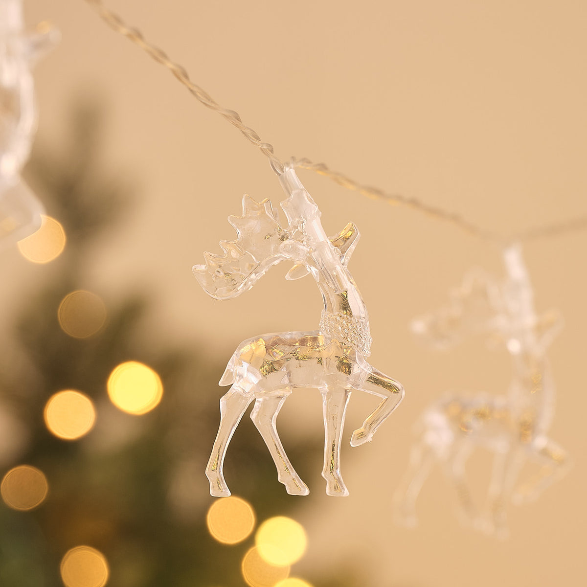Detailaufnahme einer transparenten Rentierfigur mit warmweißem LED-Licht an der Lichterkette