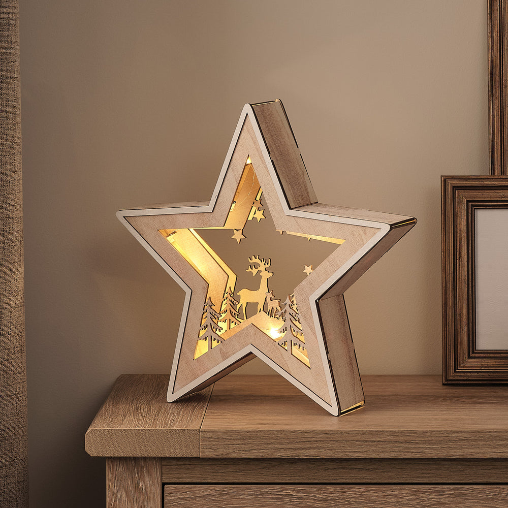 Beleuchtete LED-Holzsilhouette in Sternform mit Rentier und Bäumen, warmweißes Licht