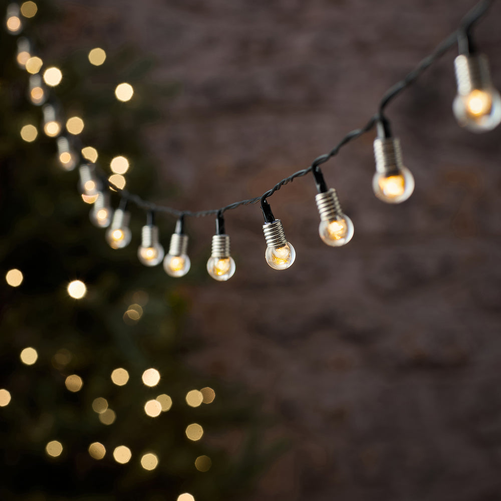 LED-Lichterkette mit 50 warmweißen Kristallkugeln an schwarzem Kabel im Außenbereich