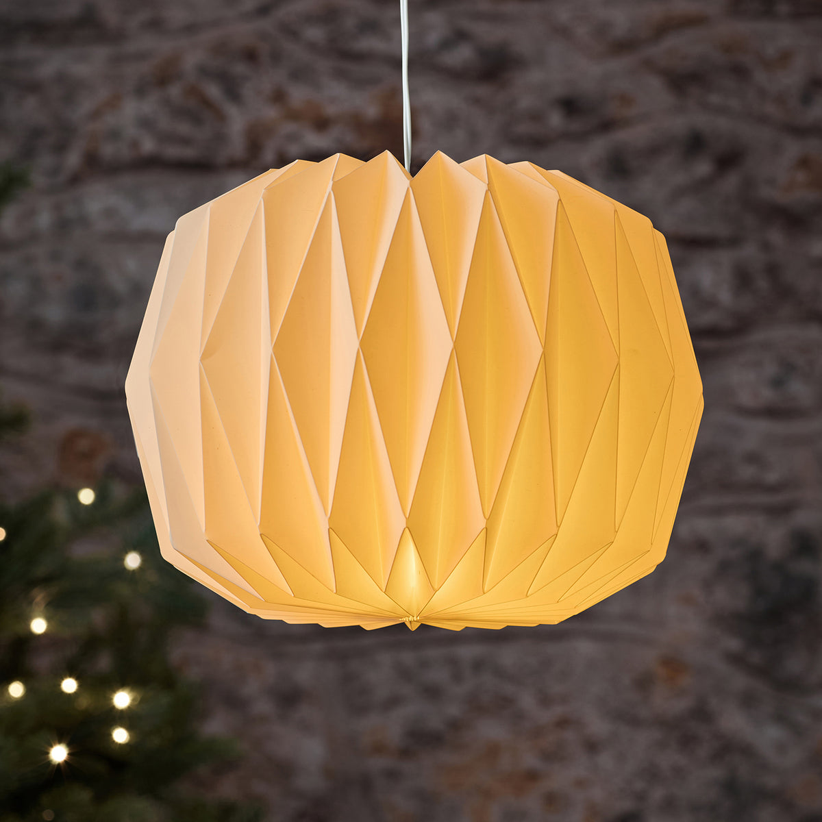 Nahaufnahme weiße LED-Papierlaterne mit warmweißem Licht und rautenförmiger Struktur