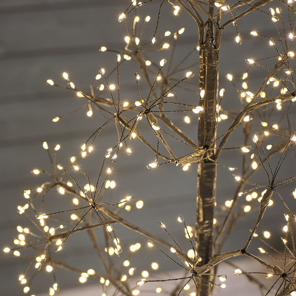 2er Set schwarze Starburst LED-Lichterbäume 150 cm und 120 cm mit Timer close up beleuchtet