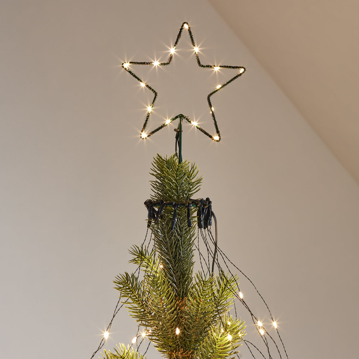 Beleuchteter Osby LED Stern aus grünem Metallrahmen mit warmweißen LEDs als Weihnachtsbaumspitze