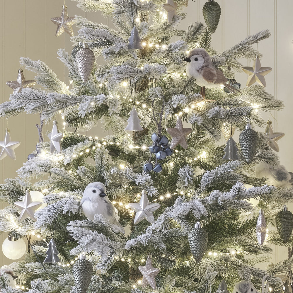 Weihnachtsbaum mit zweifarbiger Micro LED Lichterkette und silbernen Dekoanhängern