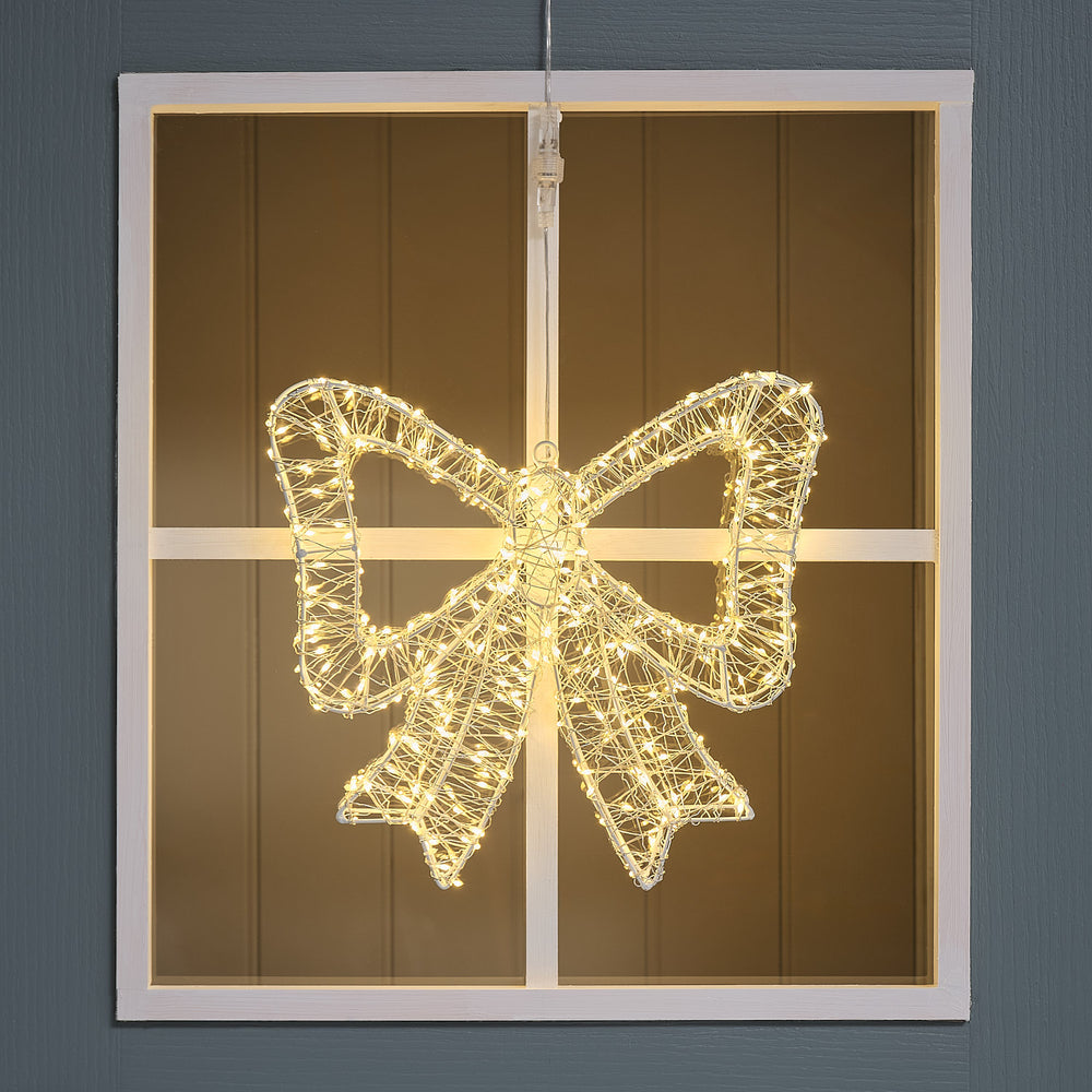 Bicolor LED-Schleife außen in Warmweiß leuchtend an einem Fensterrahmen