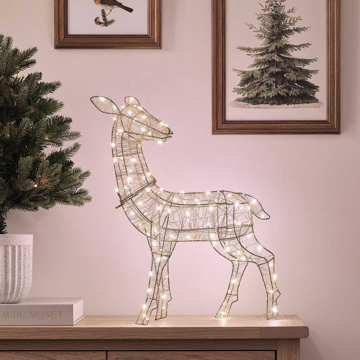 Goldenes LED-Rentier Hirschkuh mit gemischten warmweißen und weißen Mikro-LEDs auf Holzkommode