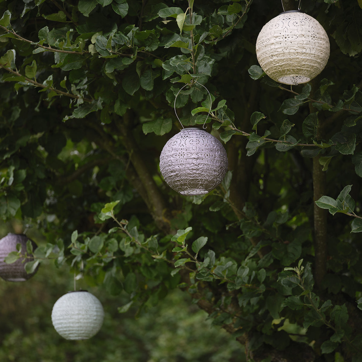 3er Set Scandi Tyvek Solar-Lampions in Flieder, Blau & Cremeweiß bei Gartenparty